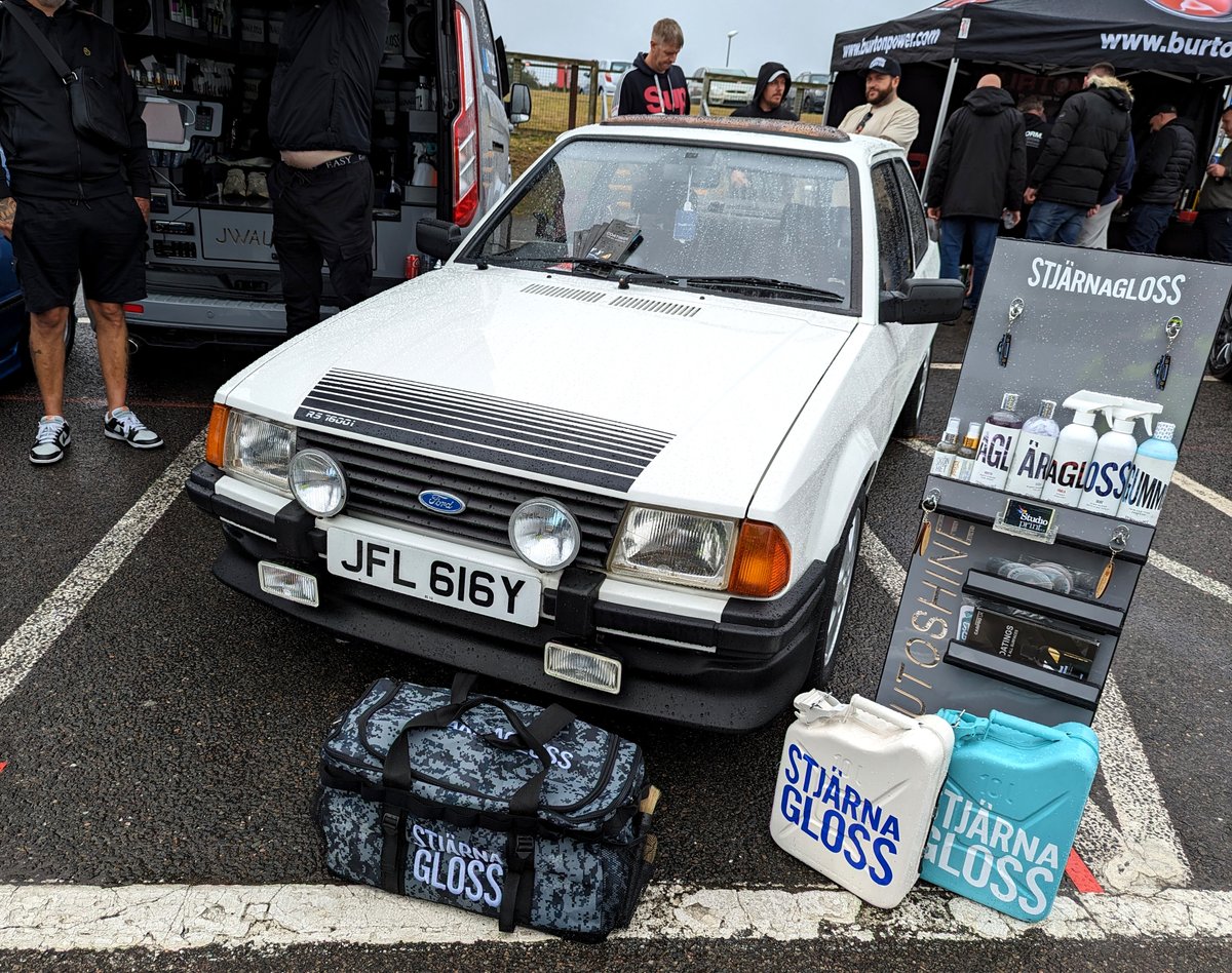 TOGTanner's tweet photo. I think we can finish off my #BrandsHatch #FordPowerLive pics with a couple of Mk3 #Ford #Escort #RS1600i's one being a track car & one being the road going 1600i #motorsport #racing #FastFord https://t.co/ivu8g3ltDi