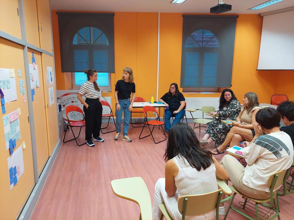 arantzazulab's tweet photo. 📍@BeasaingoUdala|n tokiko ko-sorkuntza laborategian 2 saio izan ditugu azken asteetan!
📌Zer: Gazteen nahigabeko bakardadean ulermen partekatua eta lanketa bide posibleak irudikatu ditugu. 
💬Nola: #KosorkuntzaEkosistema|ren ezagutzarekin eta @MarakaStudio|ren bidelaguntzarekin. https://t.co/JsmkyNF4gr