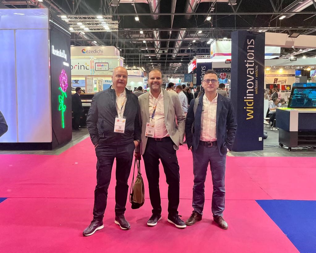 Nos trasladamos a Madrid a conocer las últimas novedades en impresión, comunicación visual, personalización, objeto y textil publicitario. Nos encanta descubrir novedades en el sector para ofrecer a nuestros clientes las mejores soluciones y más modernas técnicas de marcaje.