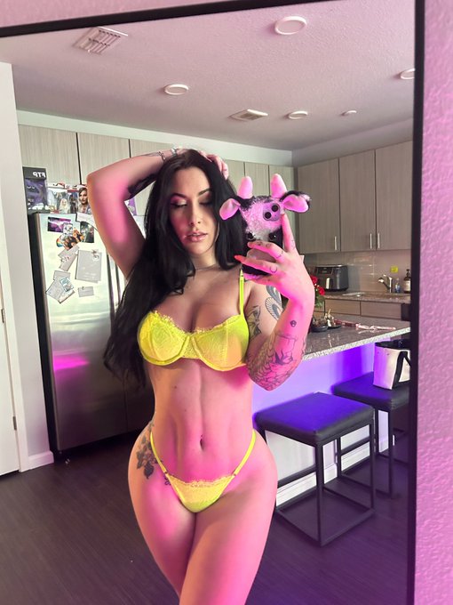 real bad bitch sittin pretty 💖 https://t.co/xSAtNpGc9r