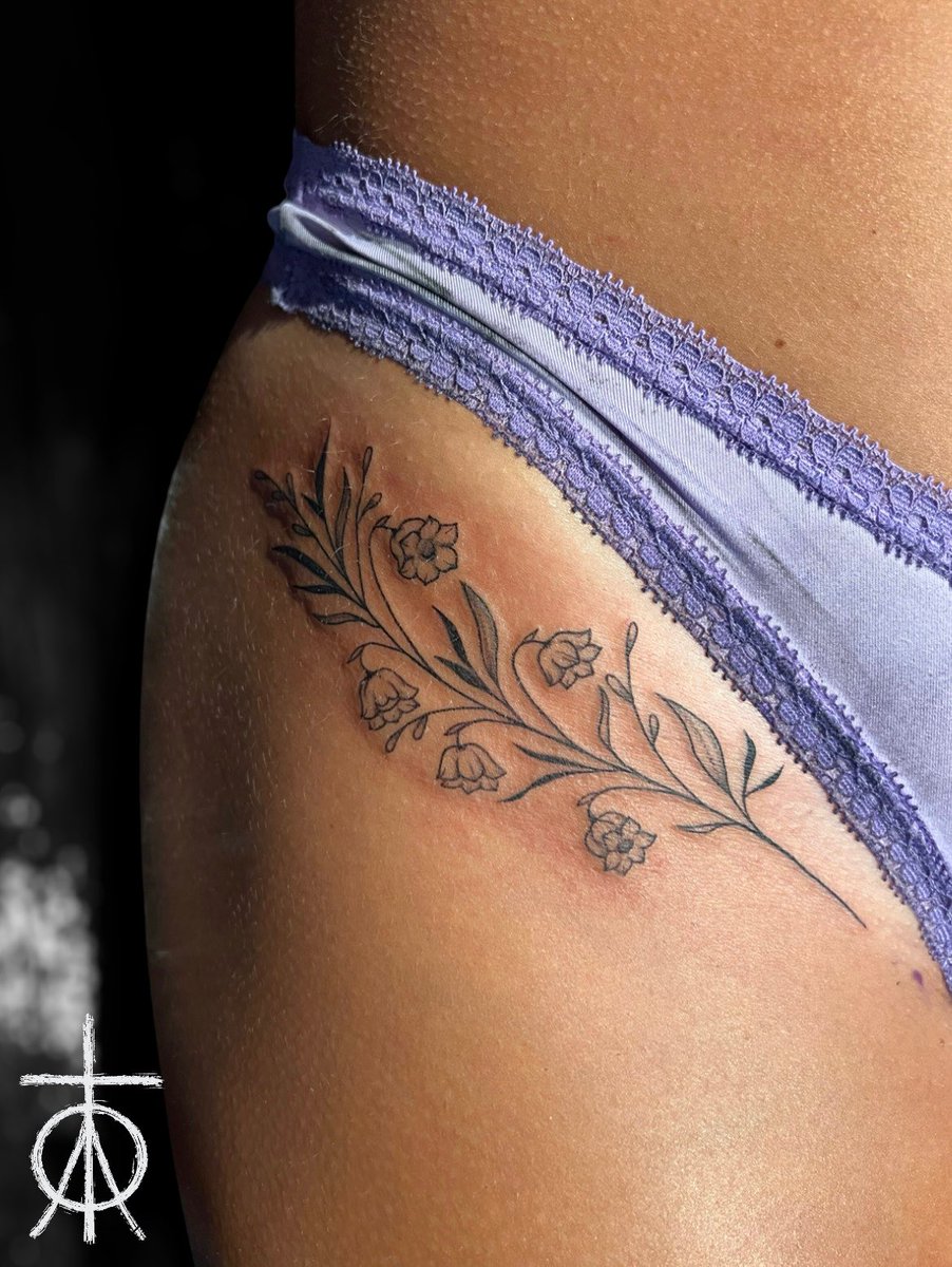 Fine Line Floral Tattoo #fineline #finelinetattoo #finelinetattooartist #floraltattoo #claudiafedorovici #tattooartistsamsterdam #femininetattoos