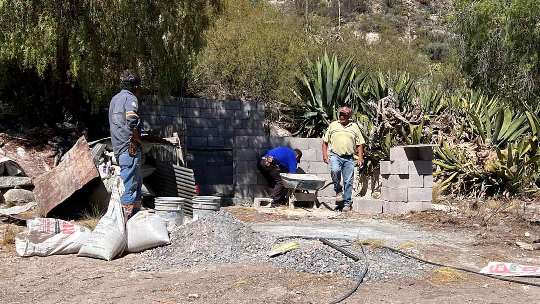 ayuntamientocdo's tweet photo. Continuamos trabajando a través del personal  de Obras Públicas en el Programa de Mejoramiento a la Vivienda

#ApoyoALaComunidad
#ElTrabajoTodoLoVence https://t.co/FNxKo17F9W