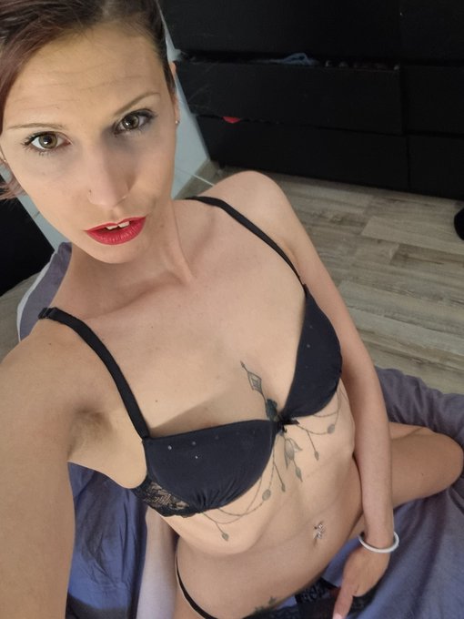 OffLucilleA - Un #selfie de mes #dessous ! Il me tarde de re faire du #Shopping spécial #lingerie ! ☺️☺️ pour vous faire de #jolie #photos et #vidéos et #souillé tous ça 😜😜😜🥵 https://t.co/dGoCjCnxzf