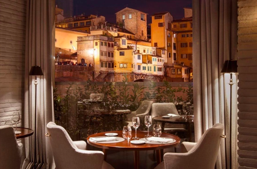 Im eleganten Caffè dell’Oro in #Florenz liegt Hollywood-Glamour der 50er Jahre in der Luft. Mit dem Signature Drink Negroni Oro mit einer Prise Goldstaub. Wie könnte ein Tag schöner enden, als mit diesem Blick auf die Ponte Vecchio?  <a href="/Italia_deu/">Italienische Zentrale für Tourismus ENIT D-A-CH</a> #reisen #foodie

© <a href="/LungarnoTweet/">Lungarno Collection</a>