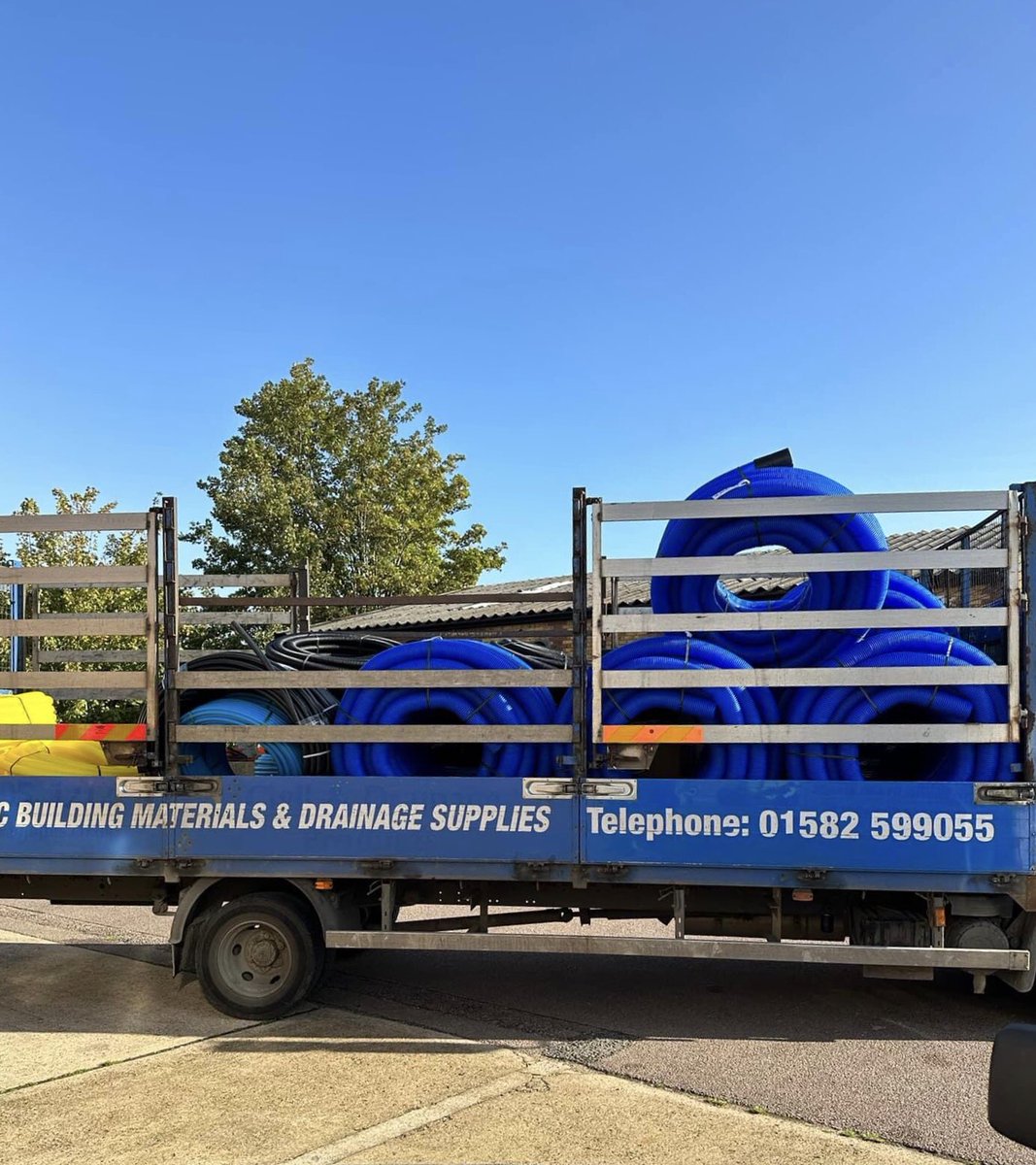 SDE_Civils's tweet photo. The sun’s got his hat back on! ☀️

Drainage leaving the SDE St. Neots  depot, going to Bedford 🦺🚛

https://t.co/yTihucDTPN https://t.co/3N16BkECX2