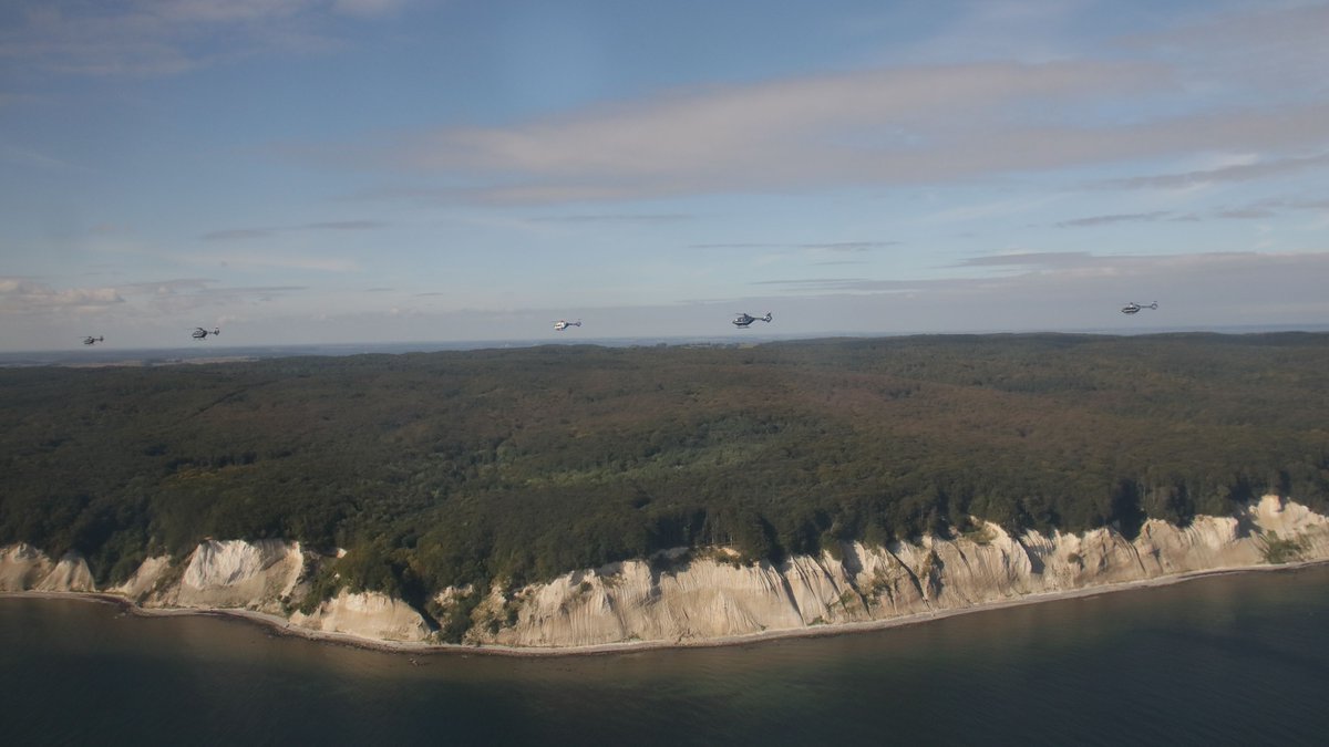 bpol_11's tweet photo. Während sich die Pilotinnen und Piloten auf den Start zum zweiten Tagesabschnitt von #Bautzen nach #Kassel vorbereiten, möchten wir euch diesen Schnappschuss von gestern nicht vorenthalten. Bei bestem Flugwetter ging es entlang der Küste von #Rügen. #42PIFT https://t.co/z6AFCDsKxK