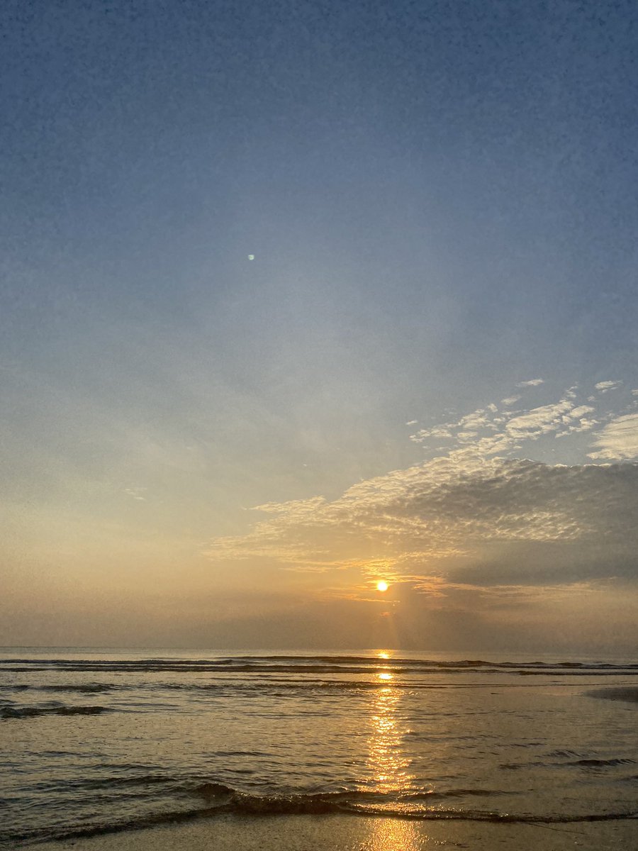 Xvanyz's tweet photo. the best thing is ,if i could watch sunset with you https://t.co/Zbu04nj4Dd