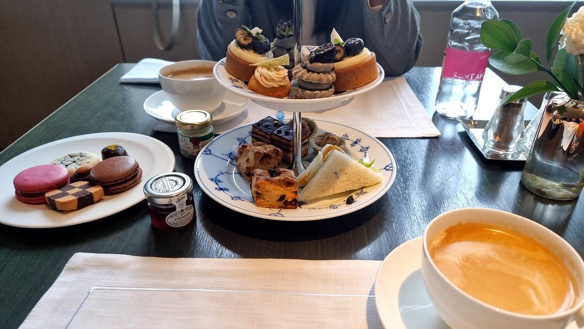 간만에 여유로운 오후 
냥이랑 한참을 수다떨고 즐거운 시간. 
7년을 만나도 참 할말이 많은 냥이
쫑알쫑알 말하는 냥이 앞에서 웃고만 있어도 행복하네요.