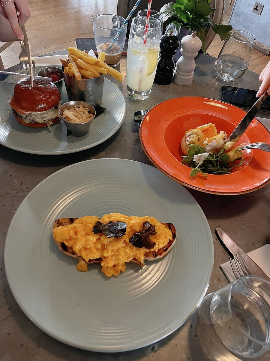 Image_Clan's tweet image. I chose this restaurant with my friend for a simple lunch🍝 👭