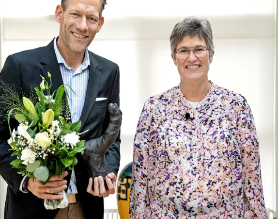 OleToftSundhed's tweet photo. De 2 mest presserende spørgsmål til regionsformand @HeinoKnudsen er lige nu (i prioriteret rækkefølge): 
1. Hvorfor har du fyret din regionsdirektør efter 5 måneder. 2. Hvad er det for en gave du står med? 
Vi optager  Politisk Stuegang mandag klokken 11, du ringer bare #sundpol https://t.co/M0o8fQ9a99