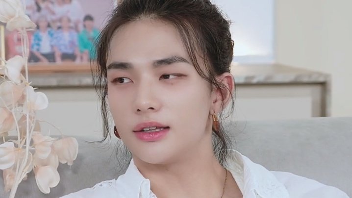 hyunjinpost's tweet photo. mom hyunjin is so pretty https://t.co/PkHF78iMIY