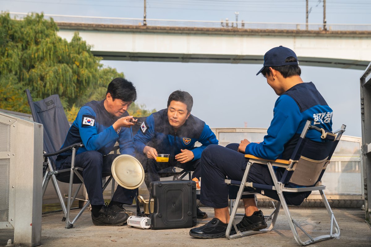TheAnnyeongOppa's tweet photo. Stills from the ongoing water-splashing action-comedy series "Han River Police" 💕
4 episodes are now available for streaming on Disney+!
📸: Disney Plus Philippines
#HanRiverPolice #KwonSangWoo #KimHeeWon #LeeSangYi #BaeDaBin #ShinHyeonSeung #Disneyplus https://t.co/JFAy5GnKAC