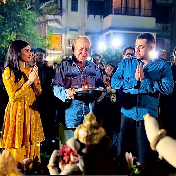 rahulpal491's tweet photo. Here's another glimpse of #SalmanKhan performing Ganesh aarti with father #SalimKhan and niece #AlizehAgnihotri.
#canadaindia #GGHomecoming #EDNXT2023 https://t.co/j3B4alRrCo