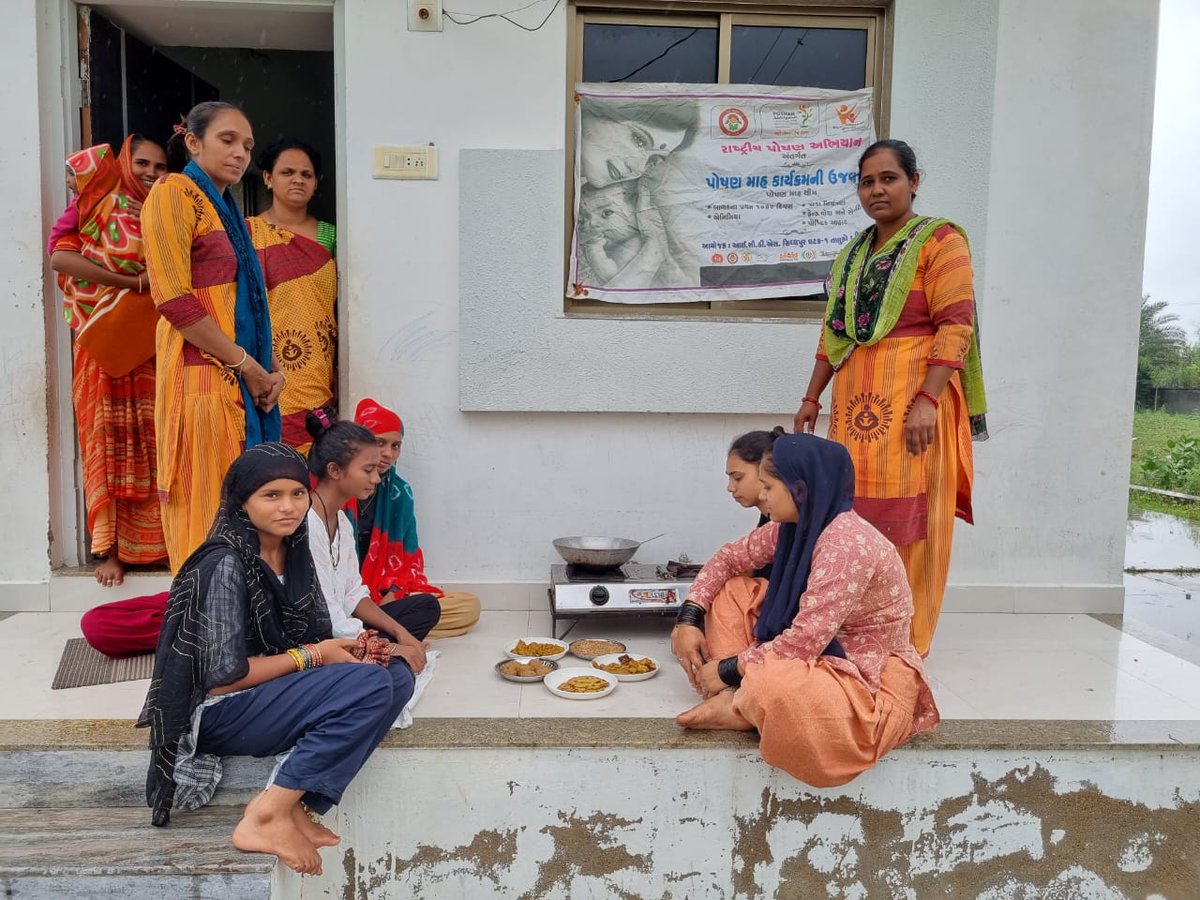 પોષણ માસ અંતર્ગત સિદ્ધપુર ઘટક ૧ ના દરેક કેન્દ્રોમાં THR તેમજ મિલેટ્સ ધાન્ય માથી કિશોરીઓ દ્વારા  લાઈવ વાનગી નિદર્શન કરી ઉજવણી કરવામાં આવેલ.