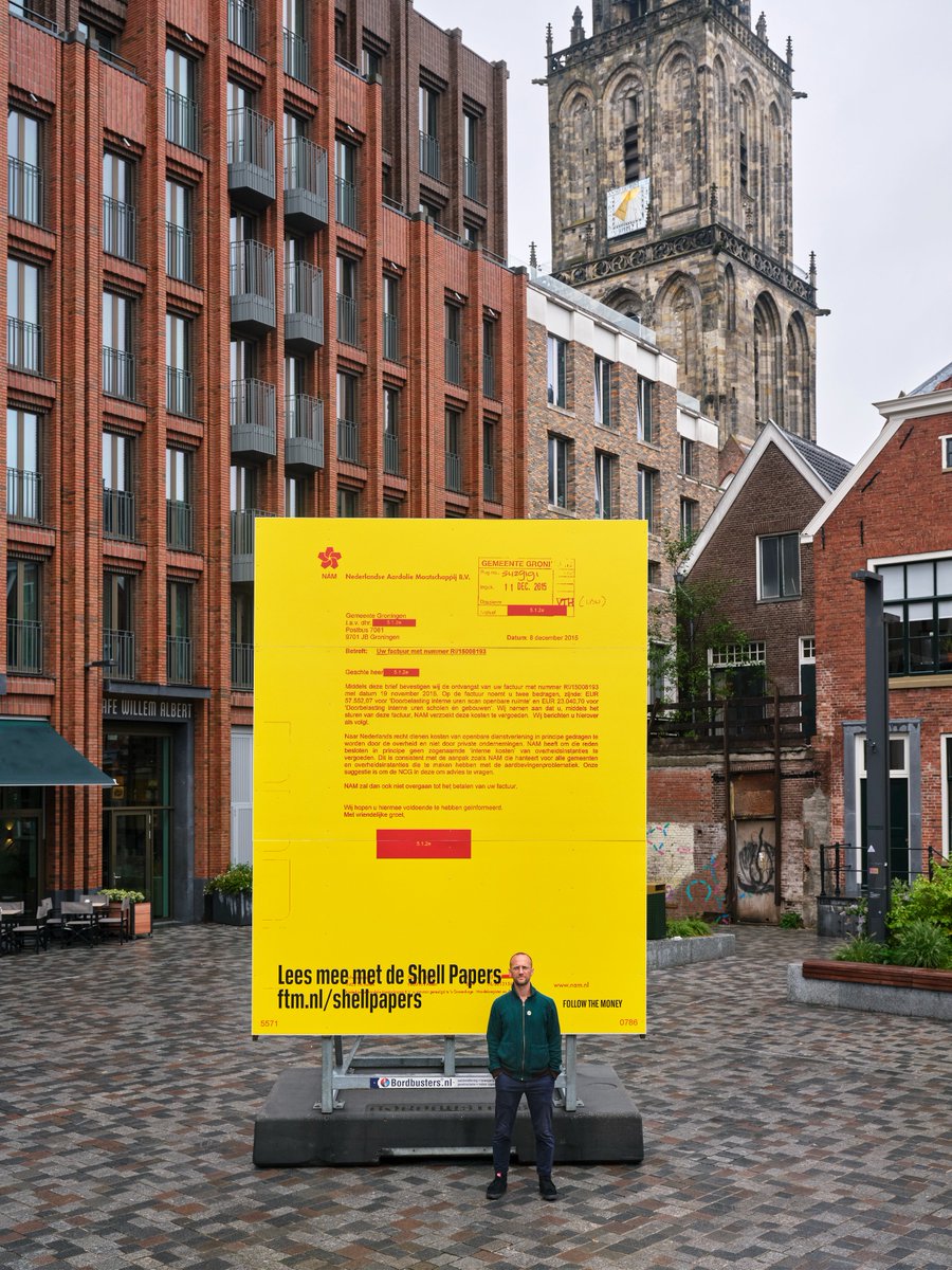 FTM_nl's tweet photo. We hebben jouw hulp nodig! Kom zaterdag vanaf 11:00 uur naar de Groningse Nieuwe Markt en we leggen je uit hoe.
Samen met kunstenaar Yuri Veerman hebben we dit 5 meter hoge overheidsdocument geplaatst. Het staat symbool voor het onderzoek naar de nieuw vrijgekomen #ShellPapers. https://t.co/7XBBX9vsUW