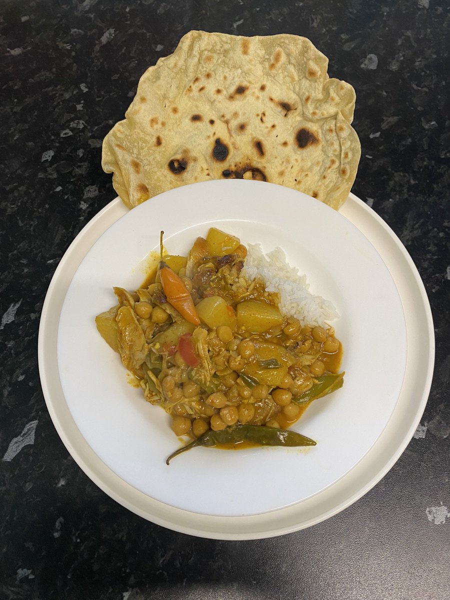 THURSDAY homemade EVERYTHING.

#chicken #chickpea #coconut #curry #whiterice #naan #lunchtime #heartyfood #wholesome #recipes #RecipeOfTheDay