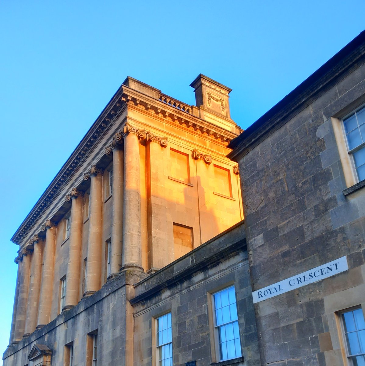 No1Museum's tweet photo. Early morning sunlight enriching the honey tones of our historic Bath stone this morning ☀️ What's your favourite time of day to wander around our beautiful city? 🏛

#no1royalcrescent #bathstone #historicbuildings #Bath #Somerset https://t.co/jLT4Ernqzy
