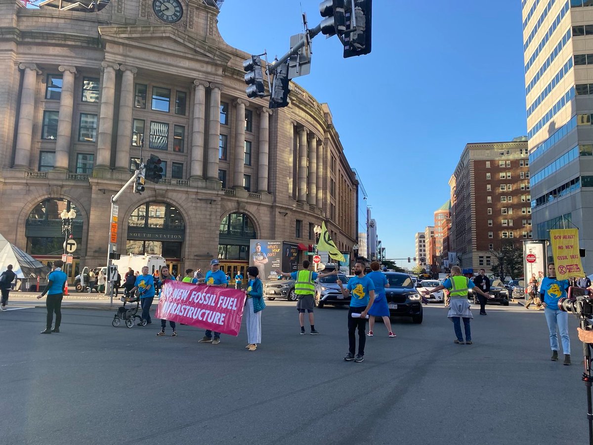 BREAKING: >40 climate activists from Extinction Rebellion are 'slow-marching' around the Rose Kennedy Greenway to shut down traffic in the Boston financial district, demanding #NoNewFossilFuelInfrastructure in MA. Full press release: xrboston.org/news/xr-boston…
 #ClimateActionNow