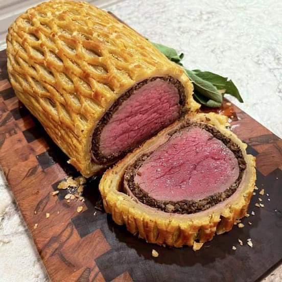 ChefsPass's tweet photo. Hot from the pass and straight to the table
Beef Wellington #beefwellington #filletsteak #beeffillet #britishbeef #privatedining #privatedinner #privatechef https://t.co/8Op0Nts9Xe