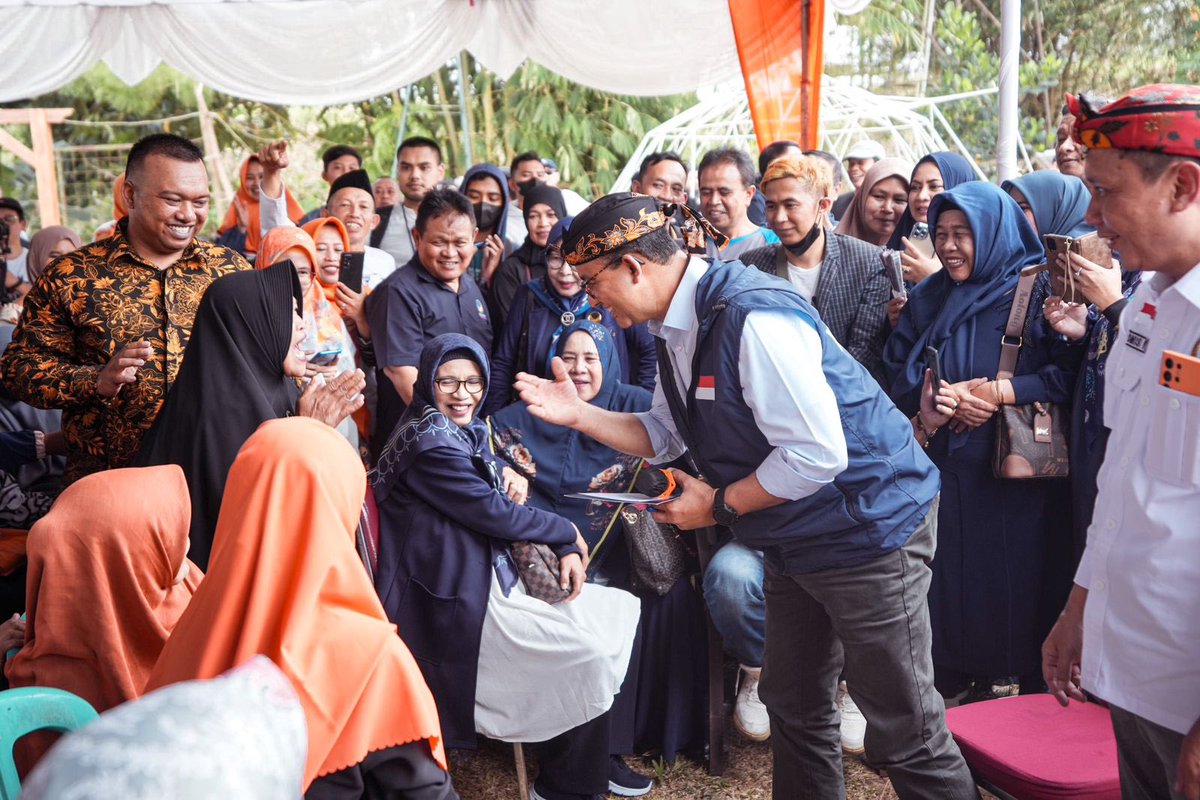 aniesbaswedan's tweet photo. Berdialog, mendengarkan dan mencatat cerita teman2 kelompok tani di Sukabumi, Jawa Barat.

Harga beras terus naik, sudah 4,4% di bulan September ini (Pengumuman Hasil Rapat Dewan Gubernur Bulan September 2023). Masalahnya, kenaikan harga pangan ini tidak berbanding lurus dengan peningkatan kesejahteraan petani. Sekarang keluarga2 bayar mahal untuk beras, tapi uangnya tak mengalir sampai ke petani.

Inilah yang mau kita ubah. Kita ingin ada perubahan tata kelola di sektor pangan dan pertanian. Harga pupuk harus terjangkau. Petani juga dapat kepastian ongkos produksi, kepastian pasokan, dan kepastian harga jual.

Kita ingin petani lebih sejahtera, keluarganya tercukupi kebutuhan pangannya, bisa menabung, sehingga taraf hidupnya meningkat.

#petani #sukabumi #untukIndonesia