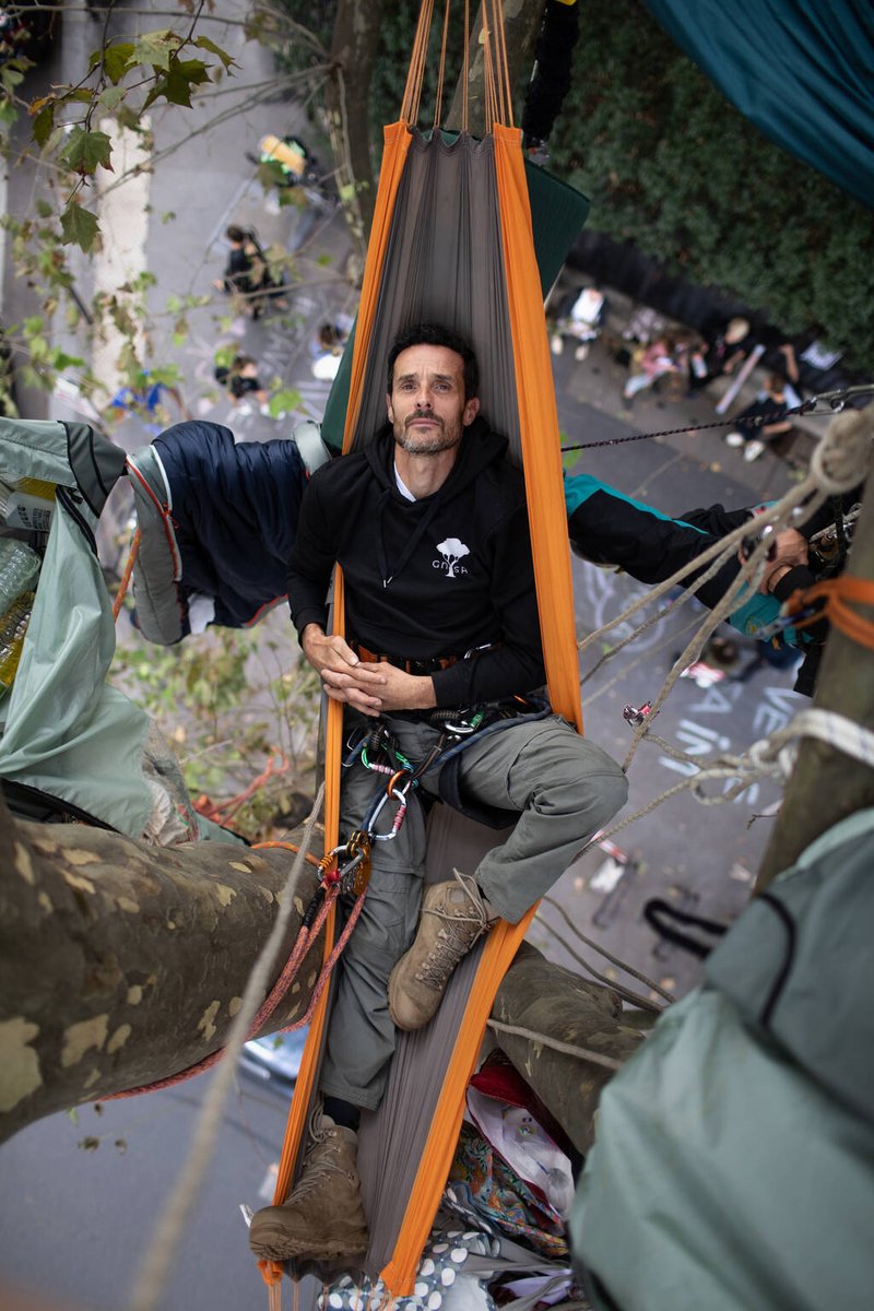 libe's tweet photo. Le portrait @Libe : Thomas Brail, accro aux branches ➡️ https://t.co/tLnHED2wTD

A une quinzaine de mètres de hauteur, dans un platane le long du boulevard Saint-Germain, un homme dépérit. Depuis le 31 août, soit déjà plus de vingt jours, @BrailThomas est en grève de la faim pour protester contre la construction de l’autoroute A69 entre Toulouse et Castres, la destruction de centaines d’arbres et la disparition de nombreux hectares de terres arables et de zones humides. Le projet est porté depuis plus de 20 ans par des politiques et entreprises du coin, mais, «au vu des enjeux écologiques, qu’il voit le jour en 2023, ça n’a aucun sens», s’agace l’activiste. Pour se faire entendre, il s’est perché en face du ministère de la Transition écologique.

L’Occitan de presque 49 ans est fatigué. Son visage barbu est émacié. Il a perdu onze kilos, une bonne partie de sa masse musculaire. Parfois, il a «du mal à réfléchir». La veille, mardi 19 septembre, le ministre des Transports l’a reçu. La réunion n’a pas été concluante, les pouvoirs publics ne veulent pas interrompre les travaux avant que les derniers recours ne soient jugés, ce qui est sa principale revendication. «Cet homme est sincère, je respecte son combat pour l’écologie et la protection de la biodiversité», tient à nous préciser Clément Beaune, malgré «les divergences sur le fond». 

Tout lire : https://t.co/tLnHED2wTD