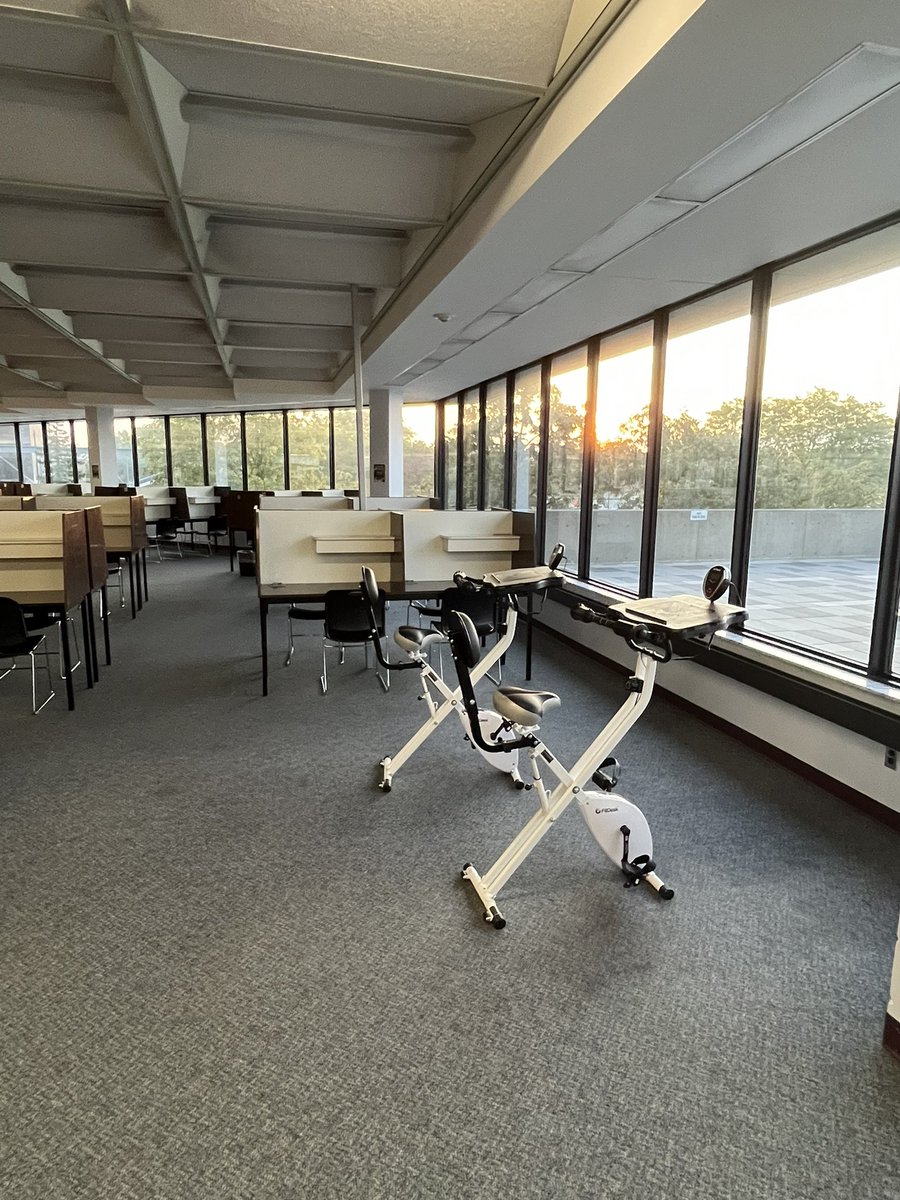 StClairLibrary's tweet image. #ThursdayMood Sunshine is rising on another great day! 

Reading with a view ☀️We have a spot waiting  just for you! #studyspaces 
#stclaircollege #campuslife