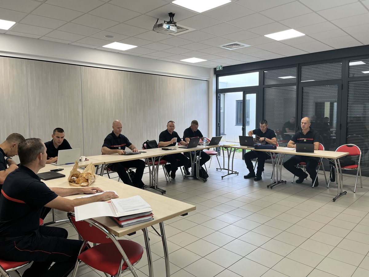 SDIS39's tweet photo. [Formation]

 8️⃣ agents de la chaîne de commandement du @sdis39 ont suivi la FMA #RCH3. 🧪⚛️

Cette demi-journée est rythmée par l’analyse des risques et la réalisation d’exercices théoriques. ✏️👨‍🚒

@Prefet39 @SecCivileFrance @PompiersFR @udsp_39 https://t.co/43AedyvkTl