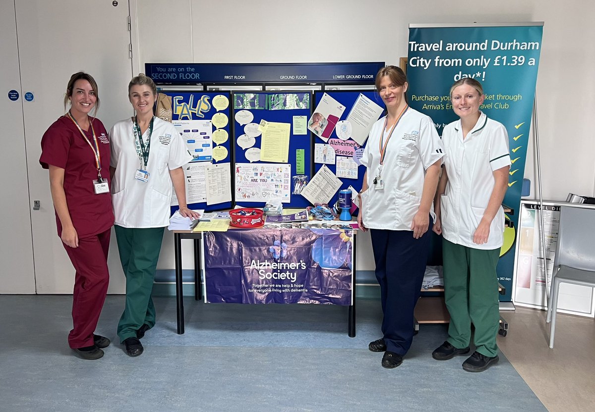 AcuteFrailty_'s tweet photo. World Alzheimer’s Day at UHND the AFT are discussing with staff &amp; visitors the importance of falls, delirium &amp; dementia 💚 https://t.co/96zvo0uP21