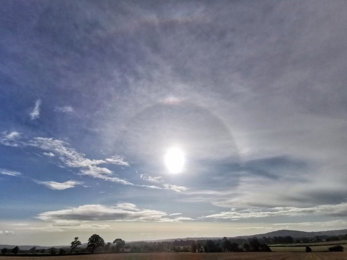 Nice 22° #solarhalo and hint of a bright #supralateralarc in the Shropshire sky this morning 😎 #atmosphericoptics #stormhour #loveukweather