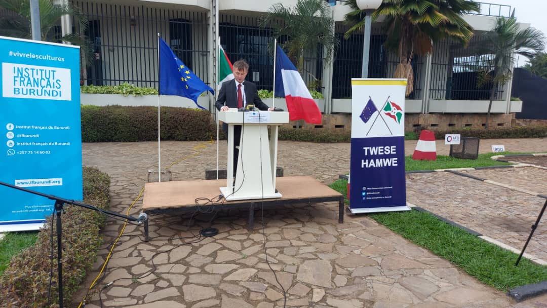 franceauburundi's tweet photo. A l'occasion de la Journée internationale de la paix, @jeremieblin en compagnie de E. Pietrobon, ambassadrice de @UEauBurundi, inaugurent "Unis pour la paix", une exposition de portraits sur les façades de l'immeuble Old East  créé dans le cadre du "Inside Out Project." https://t.co/PrC94zRLDT