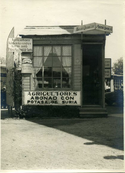 Avui podem veure com es promocionava antigament la #potassa en una fira agrícola. La potassa és una sal rica en potassi que s’utilitza com a #fertilitzant, la seva funció principal és nodrir el sòl #agrícola, aportant així els nutrients i millorant la qualitat del sòl. #TBT