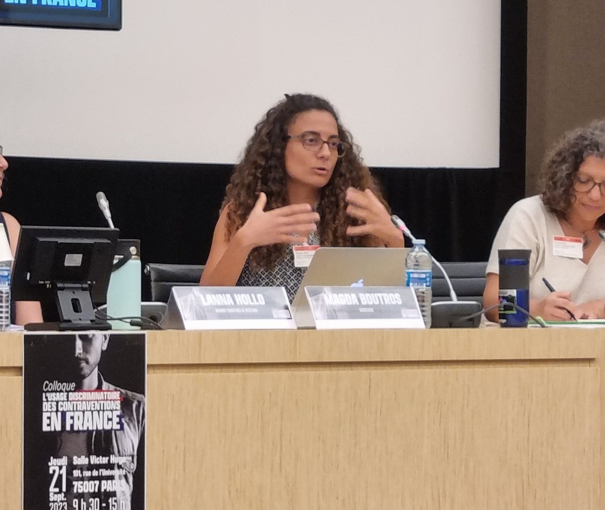 La sociologue Magda Boutros fait état de ses recherches sur les discriminations systémiques dans la police et identifie quatre facteurs :

▶️ Le cadre légal de l'intervention policière : pouvoir discrétionnaire sans aucun contrôle judiciaire, le choix de retenir certaines