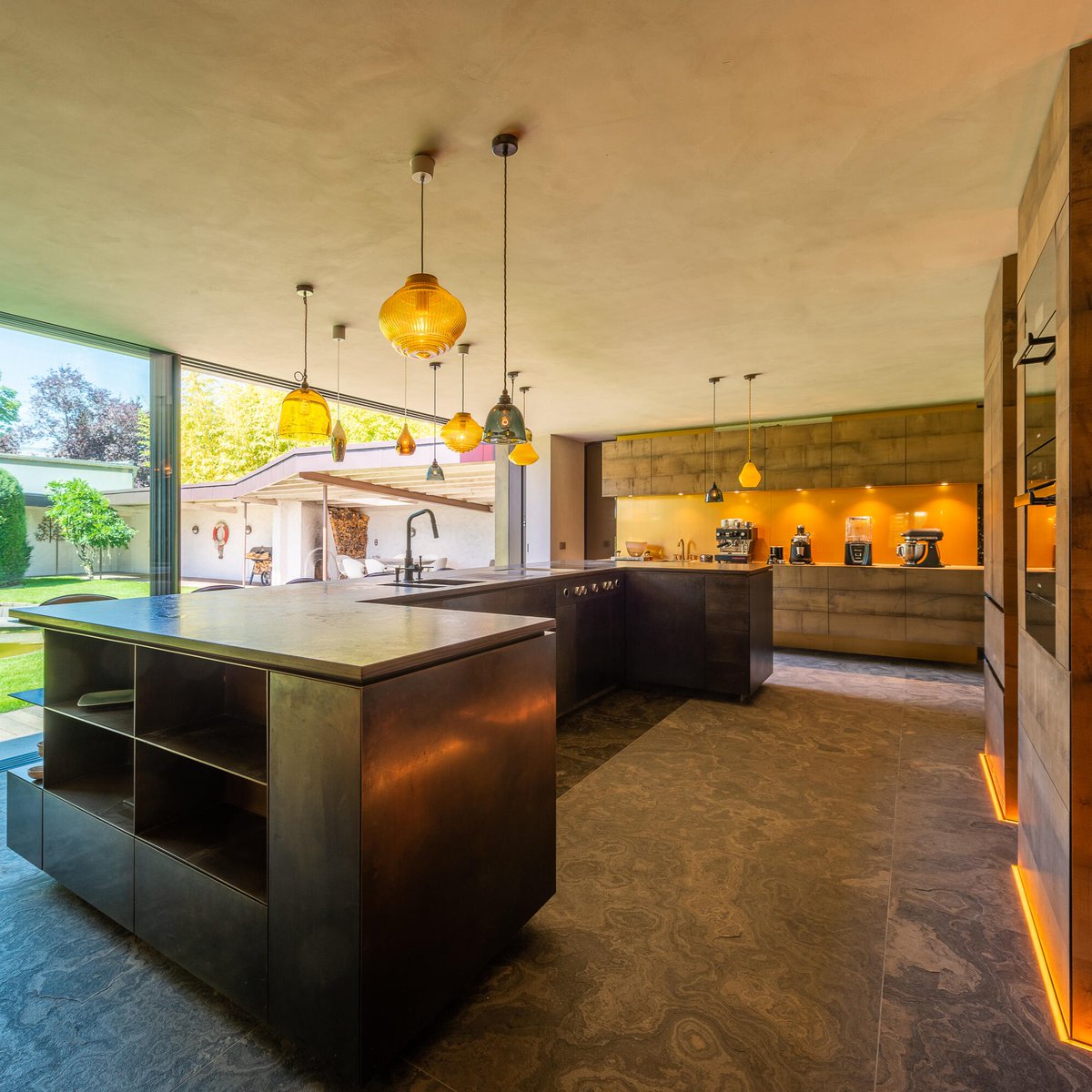 garantimmo's tweet photo. Dieses renovierte Anwesen mit Einliegerwohnung ist ein zeitgenössisches Meisterwerk. 🤗 Hochwertige Materialien schaffen Luxus pur. Garten und Terrasse bieten atemberaubende Ausblicke. 🤩 Das Juwel im Landkreis Esslingen freut sich auf Anfragen! 👍🏻

#makler #traumhaus #villa https://t.co/lh9lqftpHh