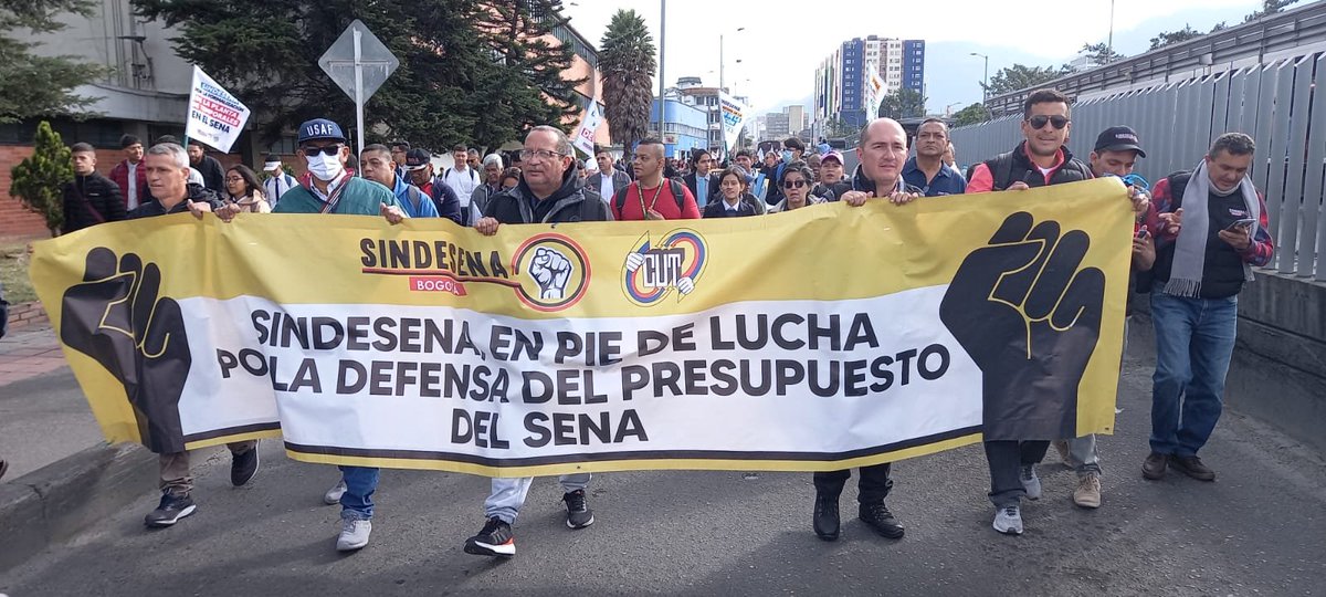 davidlond's tweet photo. @petrogustavo le cumple a los @temporalesSENA con firma decreto de #ProrrogaYA. No se deben perder las curva de aprendizaje de 800 instructores y administrativos de AgroSena, Sennova y Bilingüismo. Pedimos continuidad a los procesos en @SENAComunica para evitar caos https://t.co/fVDKBir6Ec