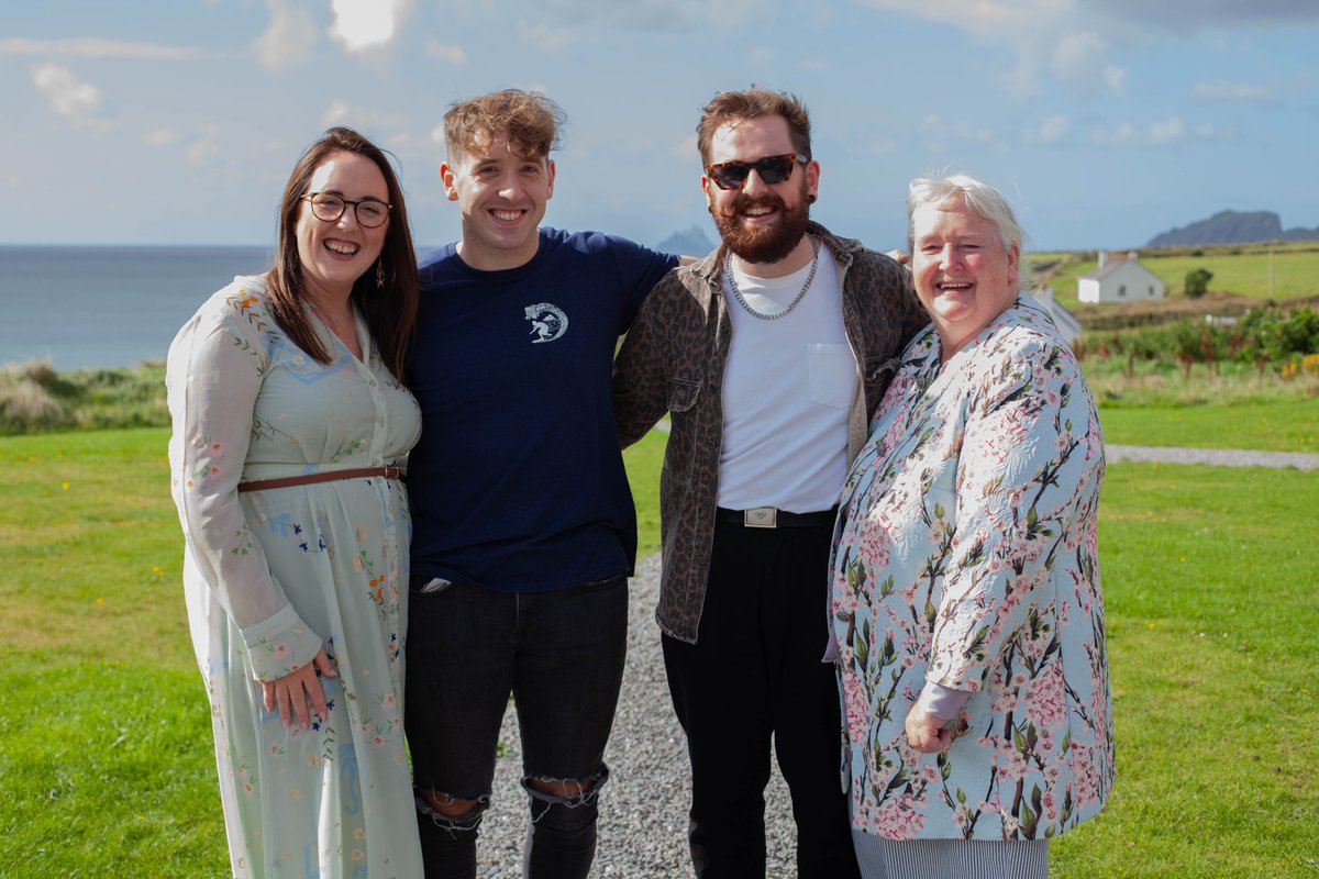 aonscealur's tweet photo. 🌿LÁ AMHÁIN LE DUL🌿

A chara,
Conas tánn tú?
Beannachtaí ó Chiarraí Theas!

Lá amháin fágtha sula mbeimid ar fad le chéile arís, an gcreidfeá sin!

Ag tnúth le tú a fheiscint!
Sonas ort,
Meitheal Aon Scéal
#AonScéal @eigsenabrideoig @BriUibh https://t.co/0OvIosCtWj