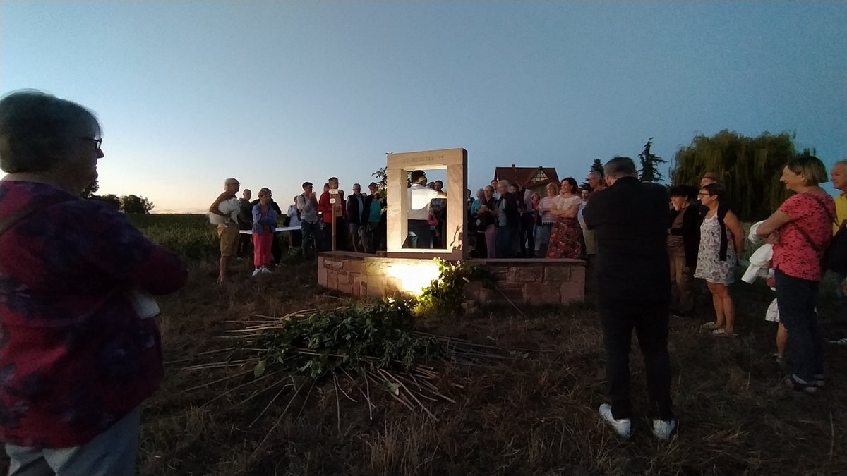 gcononmerci's tweet photo. 20 septembre — Ce mercredi, ns avons inauguré de nouvelles inscriptions sur la stèle #RESISTER qui se dresse sur les hauteurs de #Kolbsheim, village qui a accueilli la ZAD du Moulin. Cette stèle se dresse fièrement devant le #GCO. Ns n’avons pas à rougir de ce que ns avons fait ! https://t.co/3gMjsOTYUn