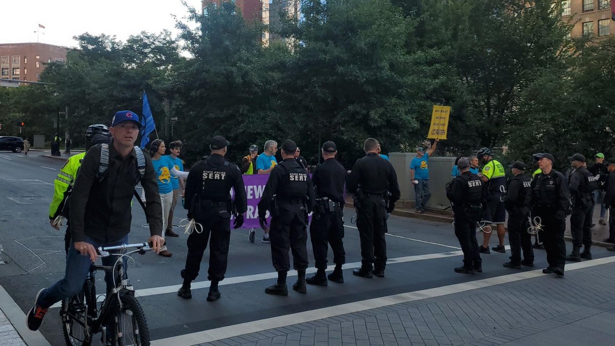 XRBoston's tweet photo. 🚨UPDATE: A second group of #NoNewFossilFuelInfrastructure protestors arrested, after blocking rush hour traffic for almost 30 minutes. @MassGovernor what more will it take for you to listen? This is a #ClimateEmergency and escalation is inevitable. https://t.co/rUns7kicdM