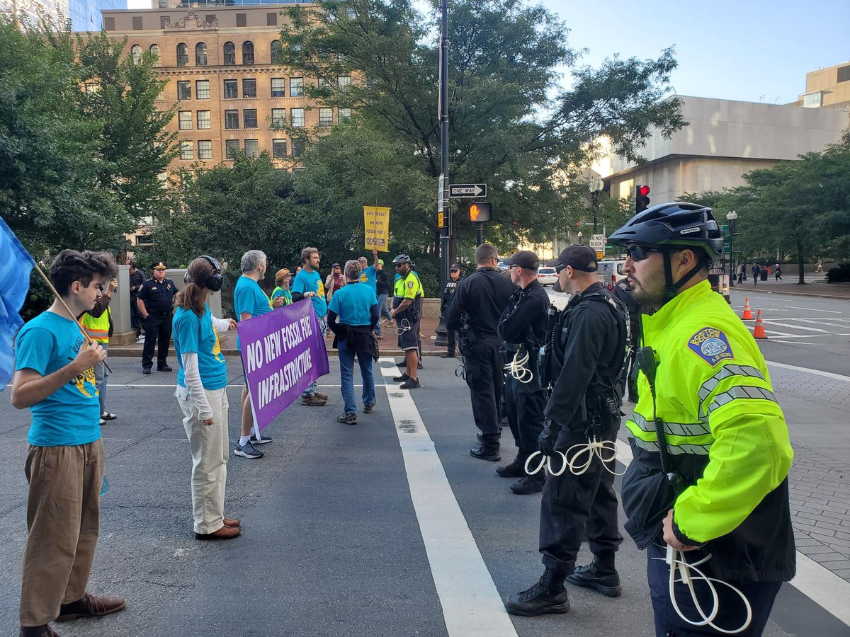 🚨UPDATE: A second group of #NoNewFossilFuelInfrastructure protestors arrested, after blocking rush hour traffic for almost 30 minutes. @MassGovernor what more will it take for you to listen? This is a #ClimateEmergency and escalation is inevitable.