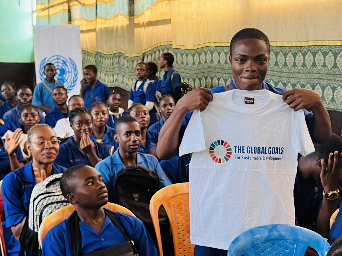 UN_Cameroon's tweet image. Very interactive and engaging session today with the students of Government Bilingual High School Foumban. Over 200 students participated in the event committed to raising awareness and sharing ideas on implementing the #SDGs both at home and school.
#Act4SDGs 
#TeachSDGs