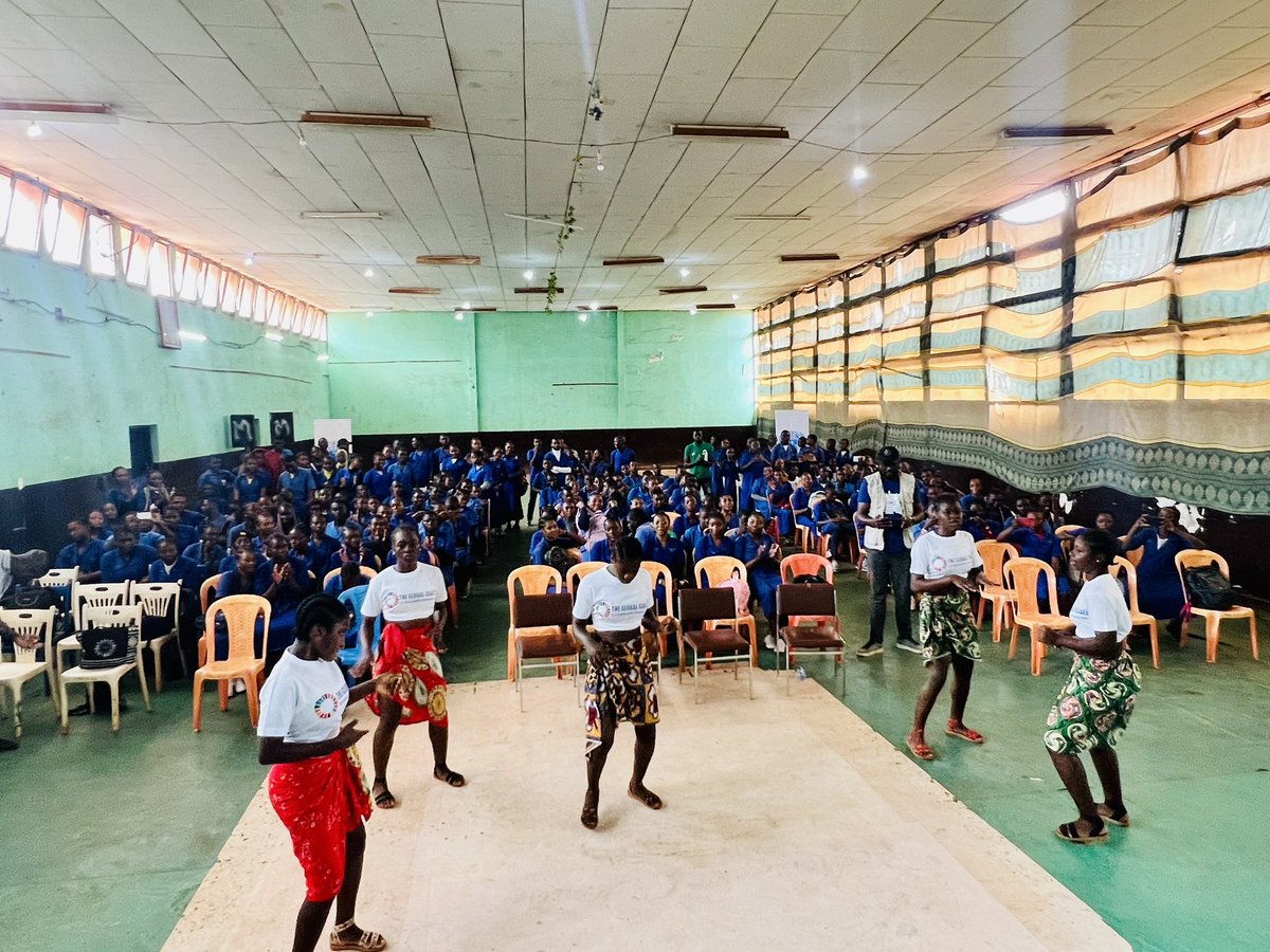 UN_Cameroon's tweet image. Very interactive and engaging session today with the students of Government Bilingual High School Foumban. Over 200 students participated in the event committed to raising awareness and sharing ideas on implementing the #SDGs both at home and school.
#Act4SDGs 
#TeachSDGs