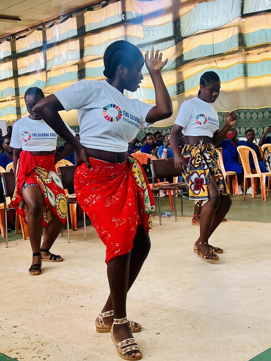 UN_Cameroon's tweet image. Very interactive and engaging session today with the students of Government Bilingual High School Foumban. Over 200 students participated in the event committed to raising awareness and sharing ideas on implementing the #SDGs both at home and school.
#Act4SDGs 
#TeachSDGs