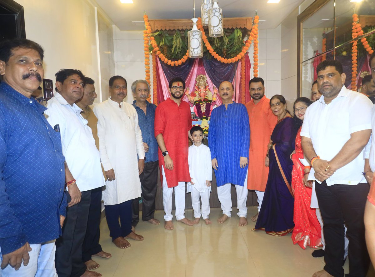 AUThackeray's tweet photo. माजगाव येथे आज विधानसभा प्रमुख विक्रांत सावंत जी ह्यांच्या घरी गणेशोत्सवानिमित्त भेट देऊन, बाप्पाचे दर्शन घेतले. https://t.co/u6gn2da2RM