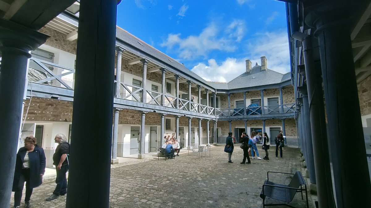 CBreteuil's tweet photo. Dans la série "Je pensais pas que l'éducation nationale m'amènerait ici" 🤨...

Je me retrouve aujourd'hui... en prison 🥶

Ou plutôt dans les locaux de @LeCnam_Inseac 😅, lieu d'apprentissage de l'éducation artistique 😊

Merci @Emmanuel_Laot pour cette visite ! https://t.co/i5jL907sSp