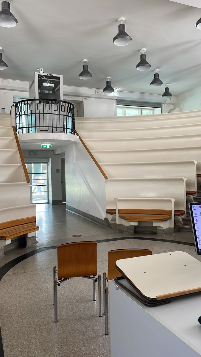 Der <a href="/privacyring/">Privacy Ring</a> hat den Hörsaal A auf Hochglanz gebracht … kann losgehen ☺️