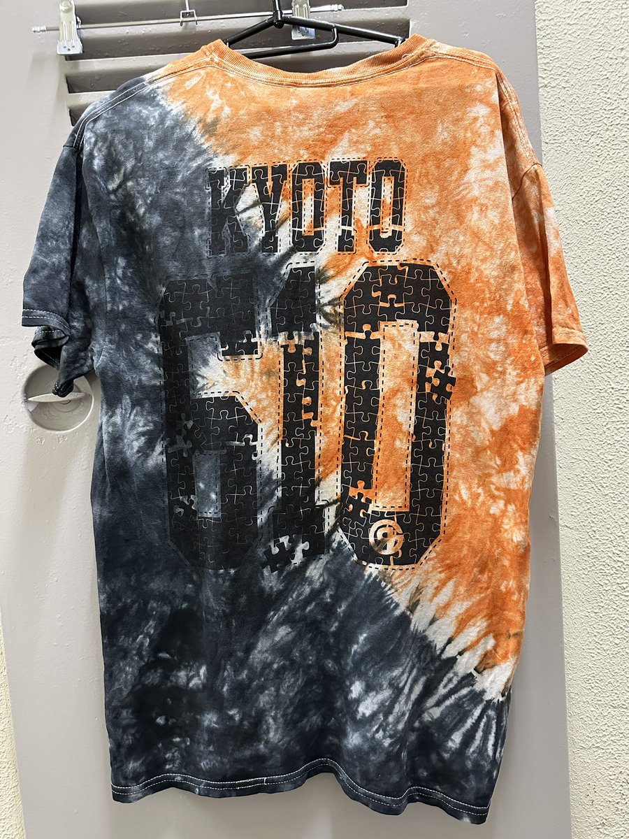 matsu_tie_dye's tweet photo. お客様オーダー
ROTTENGRAFFTYのTシャツをカスタム
稲妻のマークと合わせてバイカラーで
染めてみました
古着リメイクやグッズ製作など色んなタイダイ染めも1着から受け付けてますのでお気軽にDMください✨
#DyeingStudioM
#ROTTENGRAFFTY
#タイダイ染め
#tiedye https://t.co/WFbYeCkxBh