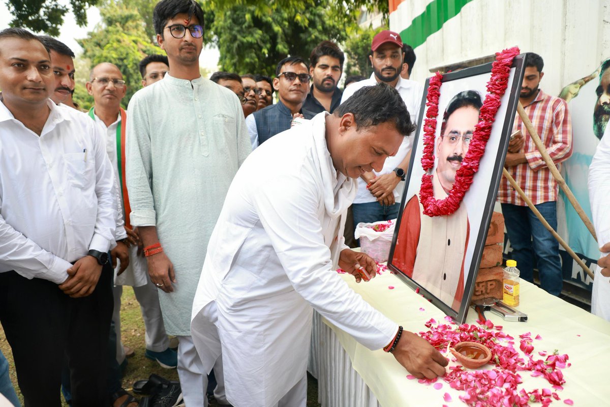 srinivasiyc's tweet photo. आज IYC मुख्यालय में भारतीय युवा कांग्रेस कर पूर्व अध्यक्ष, हम सभी के मार्गदर्शक स्व राजीव सातव जी की जन्मजयंती पर उन्हें पुष्पांजलि अर्पित की।

स्व राजीव सातव अमर रहे 🙏 @SATAVRAJEEV https://t.co/dapMXeS6hI