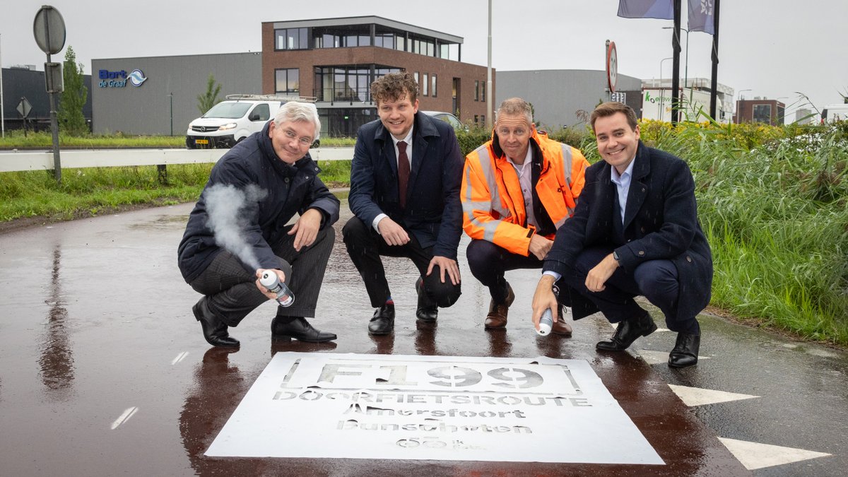 ProvUtrecht's tweet photo. Vanochtend is de aanleg van de doorfietsroute Amersfoort – Bunschoten gevierd. De werkzaamheden zijn op 10 augustus gestart en inmiddels al een eind gevorderd. Naar verwachting zijn eind van het jaar de werkzaamheden aan deze doorfietsroute klaar. https://t.co/CecYBWFlVY https://t.co/5k2NtLAVzf