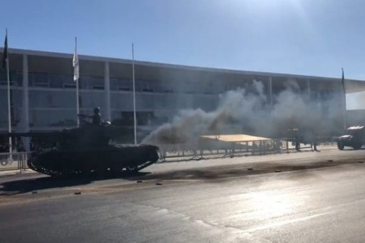 direitasiqueira's tweet photo. CARO ZELENSKY🇸🇪,

CONFORME COMBINADO COM O PRESIDENTE, ESTAMOS ENVIANDO NOSSA PRIMEIRA REMESSA DE SOLDADOS E EQUIPAMENTOS PARA AJUDAR SEU PAÍS NA GUERRA. TENHO CERTEZA QUE JUNTOS VOCÊS VÃO ESMAGAR A RÚSSIA E AQUELE MALDITO PUTIN CARA-DE-MAMÃO!!!

SLAVA,
SIQUEIЯA 🇧🇷 https://t.co/TAbZ8Jd9xy