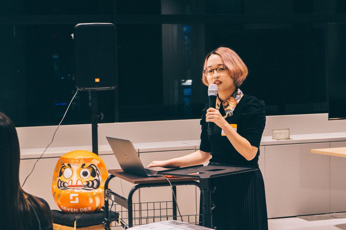 sevendex_inc's tweet photo. ／
　SHE × SEVENDEX デザイナーLT会！
　#DESIGNJAM 実況中！🔴
＼

🎙️「異職種出身者が実践する、デザインチームの生存戦略」@momo_ca115

デザイナー生存戦略の提案として、デザイン組織のパフォーマンスを向上させる必要性や、実際にiCAREで行っている事例についてお話し頂きました！ https://t.co/EalR8CD6Ru