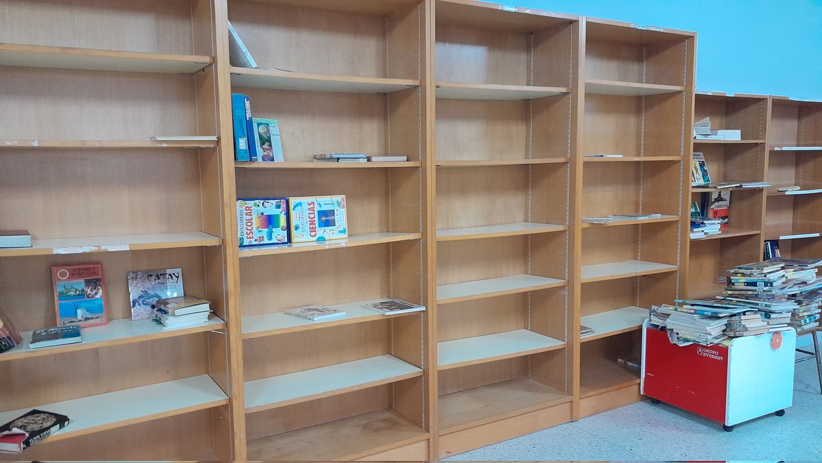 CSanctispiritus's tweet photo. Seguimos trabajando en nuestra biblioteca.  Clasificamos los libros por temas para crear una nueva distribución.  #bibliotecaescolar #ceipsanctispiritus #volamosjuntos https://t.co/g4KQm6XZS0